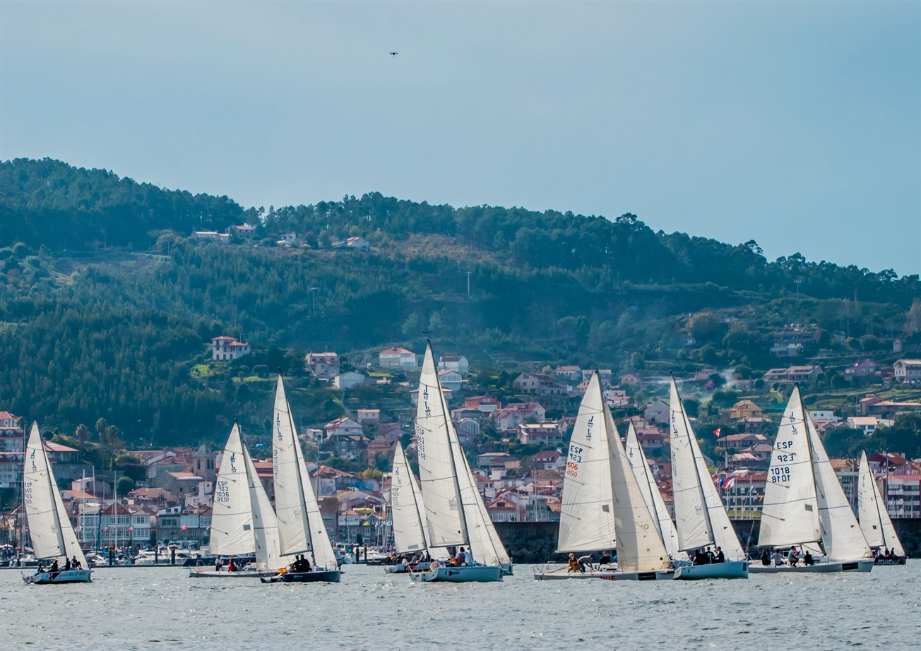 La-flota-de-J80-de-Baiona-sera-preparada-por-el-entrenador-olimpico-Carlos-Llamas-Foto-©-Rosana-Calvo-1